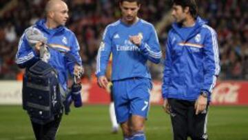 El delantero portugués del Real Madrid Cristiano Ronaldo tras retirarse lesionado en su partido ante el Almería.