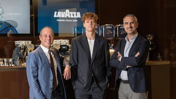 Giuseppe Lavazza, Jannik Sinner y Marco Lavazza.