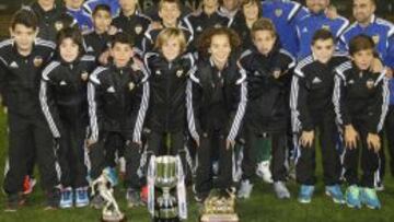 Con honores. Salvo, Rufete y Nuno recibieron ayer a los campeones de La Liga Promises Sub’12.