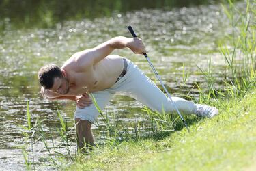 El irlandés Paul Dunne se mete en el agua para intentar localizar la pelota y así prepararse para jugar su segundo golpe en el tercer hoyo del cuarto día del Cazoo Open, que se disputaba en el Celtic Manor Resort (Newport,
Gales). Es evidente que el golf en ocasiones puede entrañar serias dificultades para los jugadores.