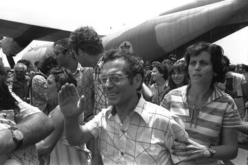 También llamada Operación Thunderbolt o Jonathan, fue el rescate que realizaron 100 comandos israelíes al aeropuerto de Uganda para, en 53 minutos, rescataran a 103 rehenes. El 27 de junio de 1976, el vuelo 139 de Air France, un Airbus A300 procedente de Tel Aviv, con 248 y 12 tripulantes, despegó de Atenas rumbo a París. El avión fue secuestrado por dos palestinos del Frente Popular para la Liberación de Palestina-Maniobras Externas (FPLP-ME) y dos alemanes de las Células Revolucionarias alemanas. Los secuestradores desviaron el avión hacia Bengasi, Libia. Allí estuvo siete horas para cargar combustible. Más de veinticuatro horas después de su desvío, llegó al Aeropuerto de Entebbe en Uganda, donde se unieron a los secuestradores al menos cuatro más apoyados por las fuerzas pro-palestinas del presidente de Uganda, Idi Amin. Todos los secuestradores, tres rehenes y 45 soldados ugandeses murieron. Durante una semana permanecieron en diferentes salas del aeropuerto, mientras las operaciones diplomáticas se sucedían y las fuerzas militares israelíes iniciaban la operación a 3.500 km. 