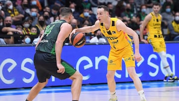 Marcelinho Huertas, ante Ventura en el Joventut-Lenovo Tenerife de la Liga Endesa.