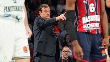 El entrenador turco del Panathinaikos Ergin Ataman durante el partido de la tercera jornada de la temporada regular de la EuroLiga que Baskonia y Panathinaikos.