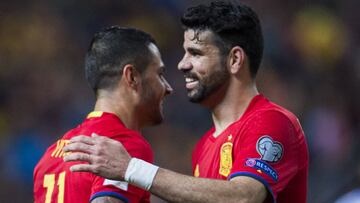 Vitolo y Costa se abrazan durante un partido con la Selecci&oacute;n.