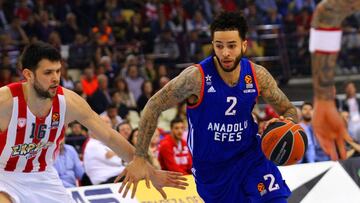 OLI01. EL PIREO (GRECIA), 19/04/2017.- El jugador Kostas Papanikolaou (i) de Olympiacos Piraeus en acción ante Tyler Honeycutt (d) de Anadolu Efes Istanbul hoy, miércoles 19 de abril de 2017, durante un juego de eliminatoria entre Anadolu Efes Istanbul y Olympiacos Piraeus de la Euroliga, que se disputa en el SEF Indoor Arena, en El Pireo (Grecia). EFE/SPYROS CHORCHOUBAS