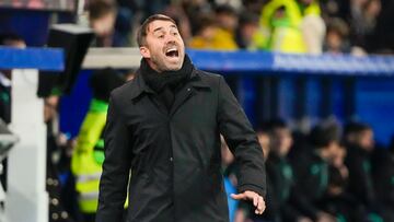 VITORIA-GASTEIZ, 15/12/2024.-El entrenador del Deportivo Alavés Eduardo Coudet, durante el partido de la jornada 17 de LaLiga entre el Deportivo Alavés y el Athletic Club disputado en el estadio de Mendizorrotza este domingo. EFE/ Adrián Ruiz Hierro