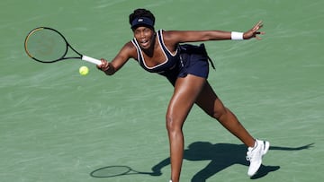 Indian Wells (United States), 07/03/2024.- Venus Williams of the US in action against Nao Hibino of Japan during the BNP Paribas Open tennis tournament in Indian Wells, California, USA, 07 March 2024. (Tenis, Japón) EFE/EPA/JOHN G. MABANGLO