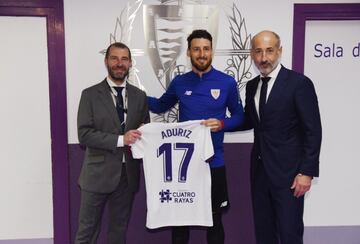 El último partido que ha disputado ha sido ante el Valladolid, uno de sus ex equipos, el 8 de marzo pasado. El donostiarra, que cumplió 39 años el pasado 11 de febrero, cuelga las botas después de 407 partidos y 172 goles como rojiblanco, una cifra que le coloca en la sexta posición del ránking histórico del club bilbaíno por detrás de mitos como Zarra (335), Bata (208), Dani (199), Gorostiza (196) e Iraragorri (179).