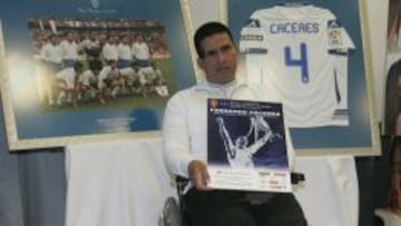 Fernando Cáceres posa con el cartel anunciador de su partidod e homenaje.