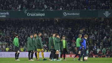 Los jugadores del Betis, tras la suspensión.