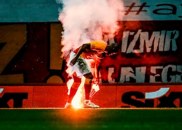 El derbi turco enfrenta a la parte asiática y europea de Estambul, separada por el Bósforo. El Galatasaray fue fundado por los estudiantes del lado europeo, mientras que el Fenerbahçe pertenece a la zona asiática y está asociado a la clase trabajadora turca. Se trata, además, de dos de los clubes más exitosos de la Süper Lig turca.