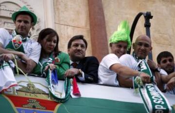 El equipo festeja el ascenso por las calles de Elche.