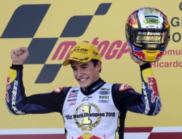 Corrió con la Derbi RSA 125. Ganó su primer mundial en 125cc el 7 de noviembre en el Gran Premio de Valencia. En la imagen, Márquez celebra el título en el podio. 