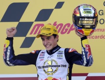 Corrió con la Derbi RSA 125. Ganó su primer mundial en 125cc el 7 de noviembre en el Gran Premio de Valencia. En la imagen, Márquez celebra el título en el podio. 