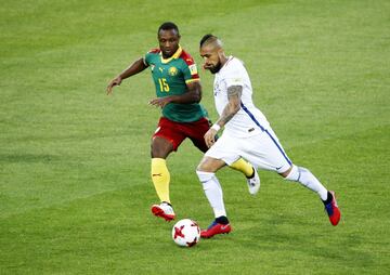 Moscow (Russian Federation), 18/06/2017.- Sebastien Siani (L) of Cameroon in action against Arturo Vidal of Chile during the FIFA Confederations Cup 2017 group B soccer match between Cameroon and Chile at the Spartak Stadium in Moscow, Russia, 18 June 2017. (Camerún, Moscú, Rusia) EFE/EPA/SERGEI CHIRIKOV