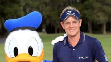 Luke Donald posa con la famosa mascota tras ganar el Disney Classic.