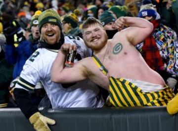 ?Os acordais de la m¨ªtica pareja de la WWF 'Los Sacamantecas'? Aqu¨ª los vemos disfrutando de la victoria de los Packers y del frsquito de Green Bay en invierno.