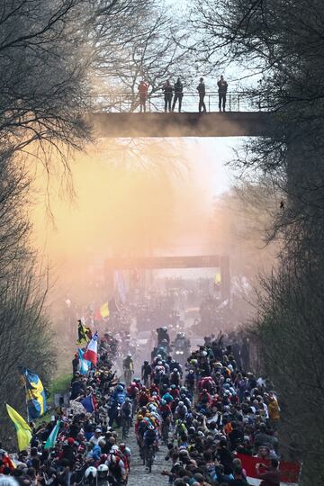 El pelotón pasando por el Bosque de Arenberg, un tramo clásico de la París-Roubaix.