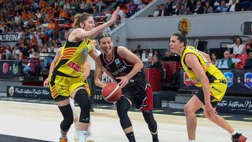 Sandra Ygueravide, base del Lointek Gernika, ante la lituana Giedre Labuckiene y la australiana Marianna Tolo, del Spar Girona.