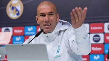 GRAF3516. MADRID, 02/03/2018.- En entrenador del Real Madrid, Zinedine Zidane, durante la rueda de prensa que ha ofrecido esta mañana tras el entrenamiento del equipo en la Ciudad del Fútbol de Valdebebas, en la que se mostró comprens