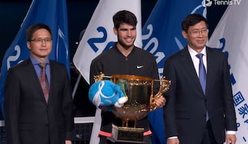 Carlos Alcaraz, con el trofeo de campeón en Pekín.