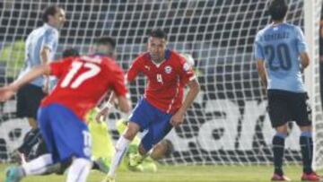 A 10 minutos del final, Mauricio Isla anotó el gol del triunfo de Chile sobre Uruguay.