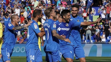 GRA409. GETAFE (MADRID), 25/08/2017.- El centrocampista del Getafe Mikel Bergara (c) celebra con sus compañeros su gol marcado ante el Villarreal, el tercero del conjunto azulón, durante el partido correspondiente a la sexta jornada de LaLiga Santander disputado hoy en el Coliseum Alfonso Pérez. EFE/Víctor Lerena