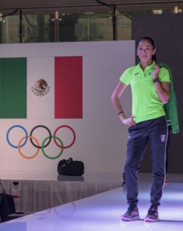 La Delegación Mexicana lucirá indumentaria de la marca española Joma. La sencillez y los tradicionales colores son su distintivo.El uniforme cuenta con el logo de Río 2016 y el uniforme de gala ostenta un detalle mexicano