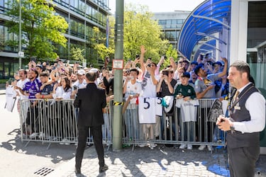 Un grupo de aficionados del Real Madrid esperaban la llegada del equipo español. 