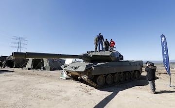 Tomás Roncero ejerció de copiloto de Carlos Sainz por un día en la base militar del Goloso a los mandos del Peugeot 3008 DKR Maxi, el mismo coche con el que el bicampeón ganó el Dakar 2018.