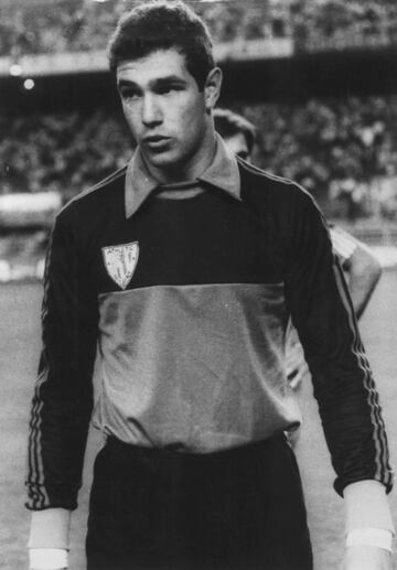 El portero empezó en las categorías inferiores del Athletic en 1980 y estuvo en el primer equipo hasta 1986. Ese mismo año lo fichó el Barcelona, equipo que dejó en 1994.