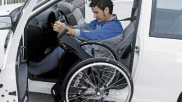<b>YA CONDUCE. </b>Esteve, en su etapa de rehabilitación, mientras introduce su silla de ruedas en un coche.