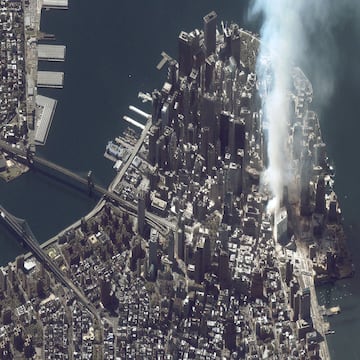 Esta imagen captada por un sat¨¦lite el 12 de septiembre de 2001 muestra una zona de polvo blanco y humo en el lugar de los hechos.