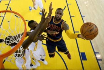 LeBron James de los Cleveland Cavaliers ante Festus Ezeli de los Golden State Warriors.