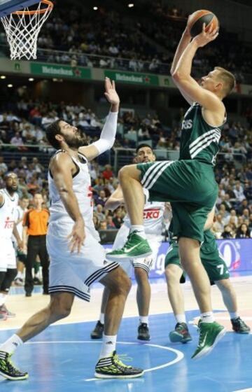 El ala pívot del Zalgiris Kaunas Paulius Jankunas tira a canasta frente al pívot griego del Real Madrid Ioannis Bourousis.