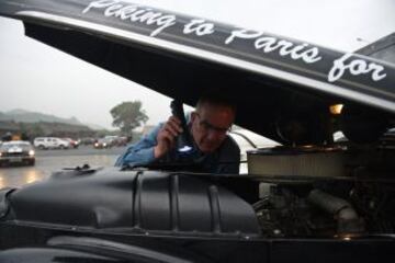 Uno de los participantes revisando el motor de su vehículo antes de comenzar la carrera