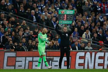 En el 迆ltimo minuto de la segunda parte de la pr車rroga de la Carabao Cup, Kepa Arrizabalaga, portero del Chelsea, se neg車 a abandonar el campo sustituido. El italiano Sarri hab赤a mandado a Willy Caballero saltar al campo por el portero espa?ol, pero Kepa se neg車 a ser cambiado. Incluso, el 芍rbitro habl車 con Kepa para que abandonara el c谷sped pero el espa?ol se neg車 en rotundo. El t谷cnico italiano hab赤a tomado la decisi車n de sacar al guardameta argentino por Kepa, despu谷s de que el exportero del Athletic se quejar芍 de problemas f赤sicos. El enfado de Sarri fue may迆sculo y amag車 con marcharse del banquillo hac赤a el vestuario. La autoridad del entrenador italiano, muy tocado por los malos resultados, queda en entredicho. Luego en la tanda de penalti el Chelsea perdi車 y Kepa s車lo pudo atajar el lanzamiento de San谷.