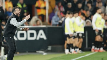 VALENCIA, 22/02/2025.- El técnico del Valencia, Carlos Corberán, durante el encuentro correspondiente a la jornada 25 de Laliga EA Sports que disputan hoy sábado Valencia y Atlético de Madrid en el estadio de Mestalla. EFE / Kai Forsterling.