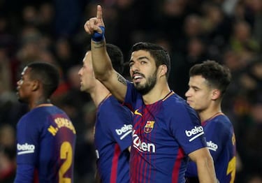 Jordi Alba successfully forces a booking, Suárez tries and fails