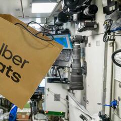 ¡Uber Eats llega al espacio! Entregan comida flotante a empresario millonario