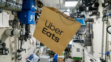 ¡Uber Eats llega al espacio! Entregan comida flotante a empresario millonario