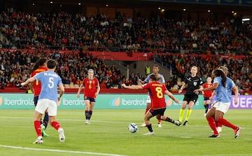 2-0. Gran jugada de España que termina en un centro de Athenea del Castillo para Mariona Caldentey, que remata con la derecha y cruzado, para anotar el segundo gol.