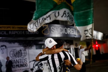 Estos dos aficionados del Santos lloran delante del estadio Urbano Caldeiro, sede del club paulista, tras conocerse la muerte de Pelé