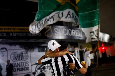Estos dos aficionados del Santos lloran delante del estadio Urbano Caldeiro, sede del club paulista, tras conocerse la muerte de Pelé