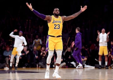 <b>- A?os en la NBA:</b> 2003-Actualidad <br> <b>- Equipos:</b> Cleveland Cavaliers, Miami Heat y Los Angeles Lakers. <b>- Medias de su carrera:</b> 27,1 puntos, 7,4 rebotes, 7,4 asistencias. <br> <b>- Mejor temporada:</b> (2007-08) 30 puntos, 7.9 rebotes, 7,2 asistencias. <br> <b>- Méritos:</b> Cuatro veces campeón, 4 veces MVP, 4 veces MVP de las Finales, 16 veces all star, 12 veces en el Mejor Quinteto. <br> <br> Ya no hay discusión sobre si LeBron James es el mejor alero de siempre. De hecho ya solo se puede discutir si es el mejor jugador de la historia. Estaba haciendo, con 35 a?os, una temporada histórica en unos Lakers con los que tenía aspiraciones legítimas de ganar su cuarto anillo con el tercer equipo distinto. Un jugador total... y monumental.