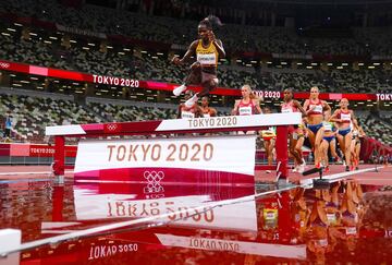 Albert Chemutai en la carrera de 3000m obstáculos