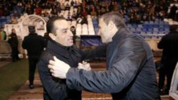 El entrenador del Real Club Deportivo de La Coruña, José Luis Oltra (i), saluda al del Real Valladolid, el serbio Miroslav Djukic (d), durante el partido de la decimosexta jornada de Liga de Primera División que ambos equipos disputan hoy en el estadio de Riazor.