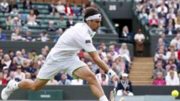 David Ferrer llega forzado a golpear una bola que le llega baja durante el partido.