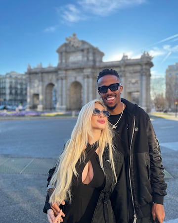 Karoline Lima se ha convertido en una de las celebridades m¨¢s queridas en el Real Madrid por sus comentarios en las redes sociales. Es modelo e influencer, y empez¨® una relaci¨®n con el central brasile?o en 2021. Se mud¨® a Madrid y ya esperan un hijo juntos.