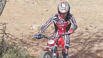 <b>A TIRO. </b>Adam Raga acaricia su primer tíulo al aire libre.